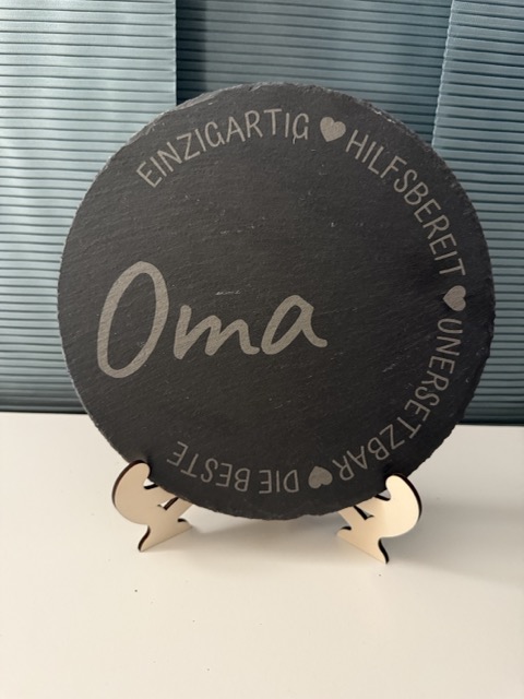 Lasergravierte Schieferplatte – Rund 25 cm – Motiv „Oma“